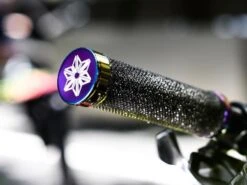 SUPACAZ Diamond Kush Grips Black Oil Slick DH Star Ringz 6 SUPACAZ Diamond Kush Grips Black Oil Slick DH Star Ringz -Magasin De Vtt De Qualité supacaz diamond kush grips black oil slick dh star ringz 1